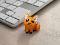 Fynn le Renard Malin - figurine miniature 5cm sur un clavier d'ordinateur